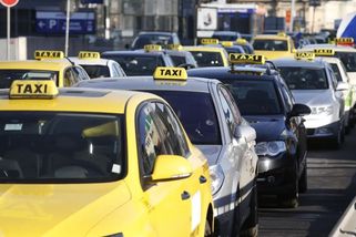 Falešné řidičáky mezi pražskými taxikáři. Kontroly odhalily stovky problémů - Novinky